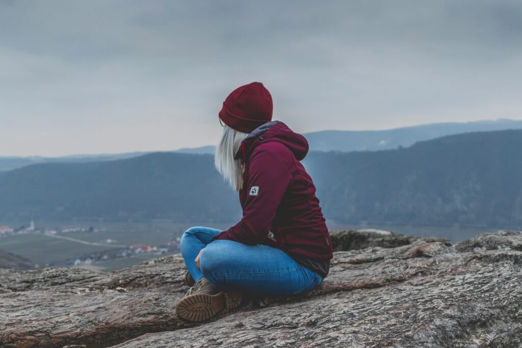 Mulheres que viajam solo em cima de uma montanha se conhectando com ela mesma